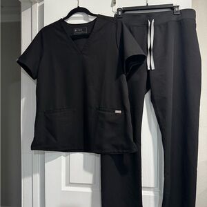 FIGS Black Women's Scrub Pants Large Petite and Large Scrub Top Set